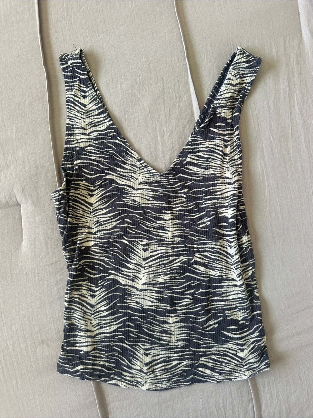 BDG Ribbed V-Neck Tank - Picture 2 of 3